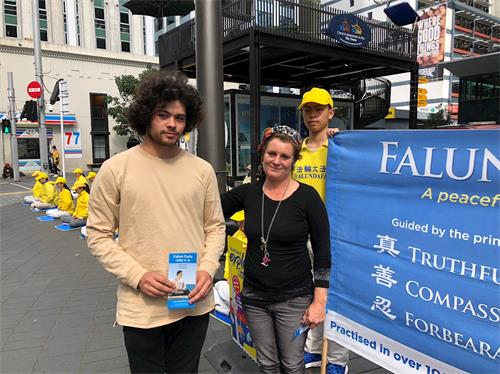 '图5:弗朗西(右)祝愿没有人因为秉持“真善忍”信念而被酷刑折磨、被杀戮。'