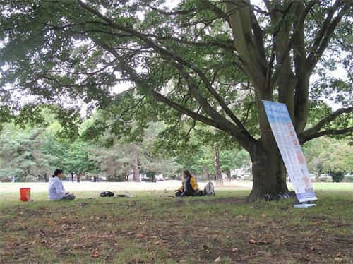 '图:二零一八年八月十九日,法轮功学员莉莉(Lily)和凯西(Kathy)在亚历山德拉公园炼功'