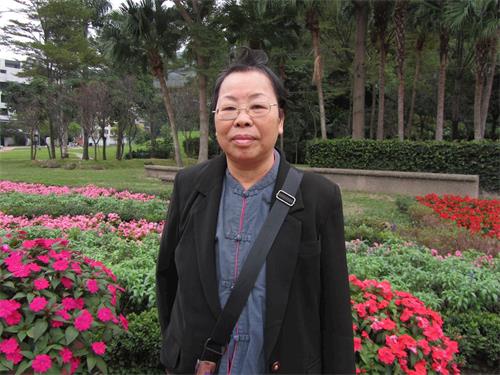 '图4:马女士从只字不识,到可通读所有法轮大法书籍,感激师父以及大法恩泽。'