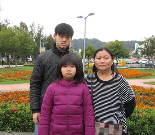 '图6:吕女士修炼大法身体健康,家庭幸福,与儿女一起向师尊拜年谢恩。'