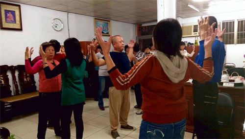 '图2:新学员正在学炼法轮功第二套功法——法轮桩法。'