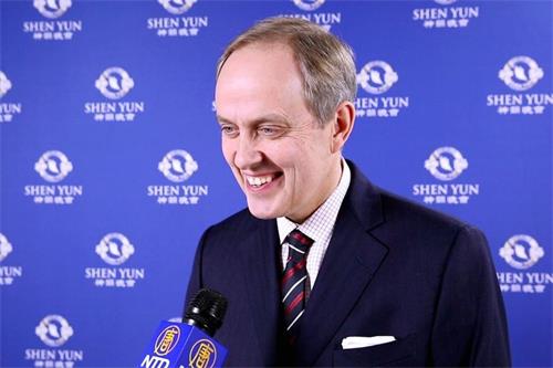 '图4:法国王子奥尔良的让(Jean?Charles?Pierre?Marie,Jean?d’Orleans)观看了一月十六日晚,神韵在巴黎国际会议中心的演出。他感到神韵充满诗意,非常珍贵。'