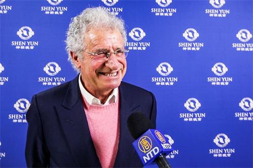 '图5:法国达索集团第三代继承人劳伦·达梭(Laurent?Dassault)一月二十日下午,观赏了美国神韵艺术团在巴黎国际会议中心的第六场演出。'