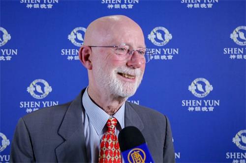 '图6:索邦大学荣誉教授雷奥·卡拉瑟斯(Leo?Carruthers?)一月十六日晚在巴黎国际会议中心观看了神韵演出。'