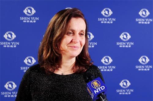 '图7:编剧、导演兼电影制片人帕斯卡·包泽杜(Pascale?Pouzadoux)女士观看了一月十七日晚美国神韵国际艺术团在巴黎的第二场演出。'