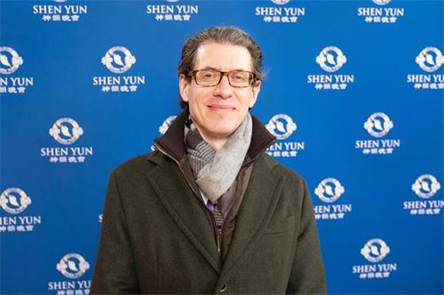 '图8:一月十六日晚,纽约高级男装订制公司Suitcafe老板菲利普·布拉达(Philip?Pravda)观赏了神韵纽约艺术团在当地的第九场演出。'