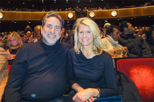 '图9:时装界营销名人保罗·罗森格德先生和友人一月十六日晚在林肯中心观看神韵演出。'