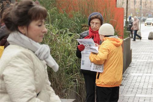 '图3:发放资料讲真相'