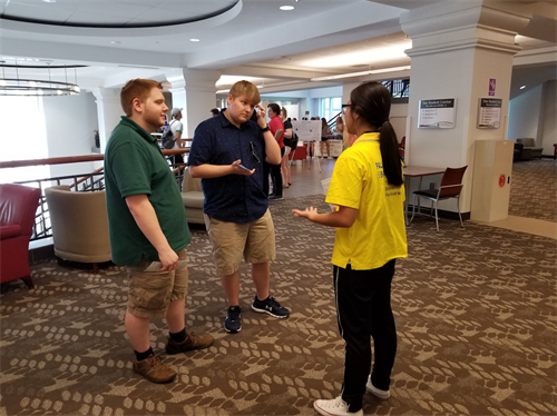 图1~4:在全校举办的俱乐部招新活动中弘法