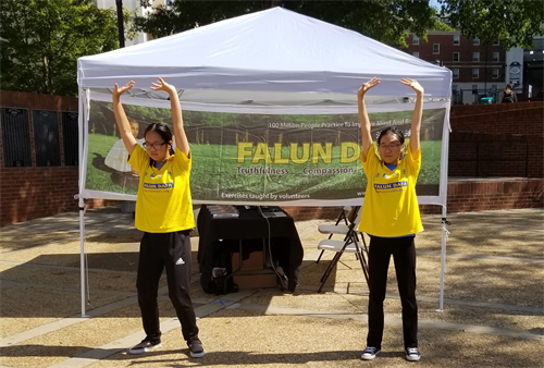 图5:法轮功俱乐部在乔治亚大学校园里弘法