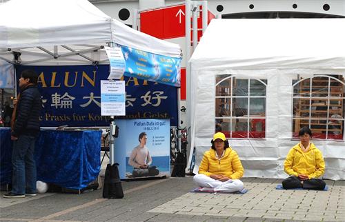 '图1:二零一九年十月十六日法轮功学员在展会大厅前演示功法'