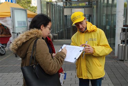 '图2~6:人们为法轮功学员的请愿书签字'