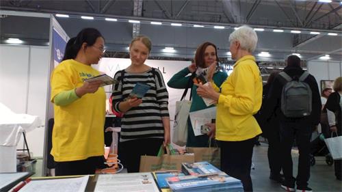 '图3：民众听闻真相后签名支持法轮功'