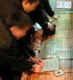 '酷刑演示图:伪造“三书”'