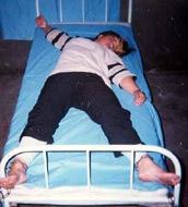 '酷刑演示:铐在床上'