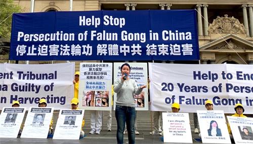 维吾尔族妇女团体代表法蒂玛·阿卜杜格福尔（Fatimah-Abdulghafur）在新闻发布会上发言