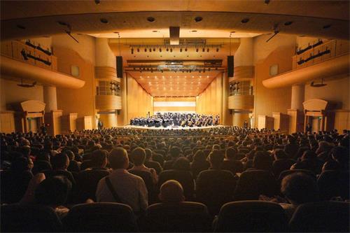 '图2:神韵交响乐团在新竹压轴演出,延续前十场的热烈盛况。'