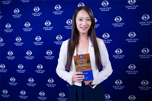 '图6:表演艺术团执行总监李紫妤聆赏后,感恩神韵作曲家创造出如此净化人心的音乐。'