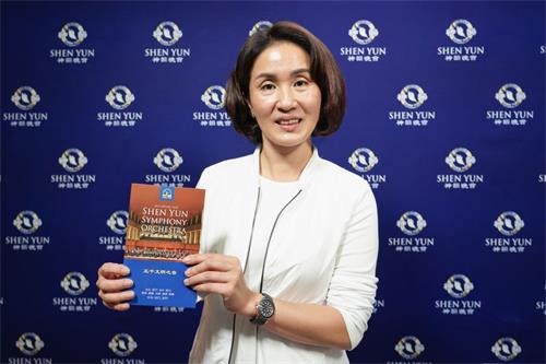 '图7:苗栗县议员张淑芬推崇神韵音乐,达到人类身心灵的最高标准。'