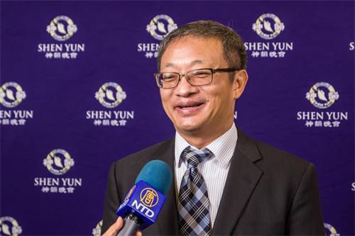 '图9:吴凤科技大学校长蔡宏荣赞颂神韵音乐是“天籁之音”。'