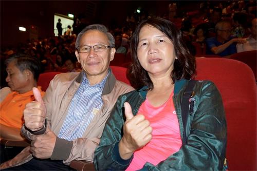 '图11:农业经理人协会理事长余明澄(左)形容聆听神韵音乐后,细胞都复活了,灵魂被唤醒。'