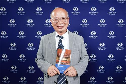 '图13:材料企业公司董事长高光隆赞赏神韵音乐融合中华文化,让人往正道走。'