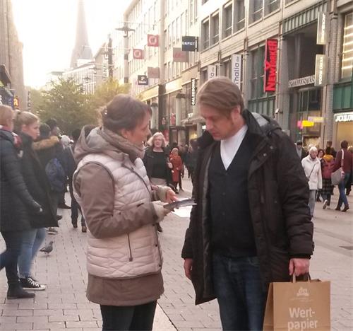 '图3~6:许多民众向学员了解法轮功和中共迫害的真相'