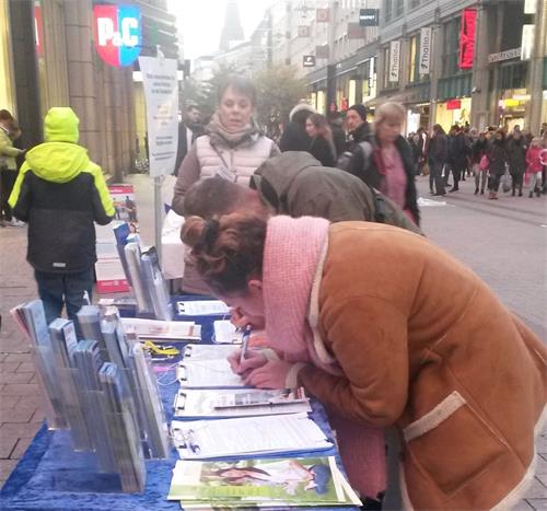 '图7~10:民众纷纷为反迫害签名'