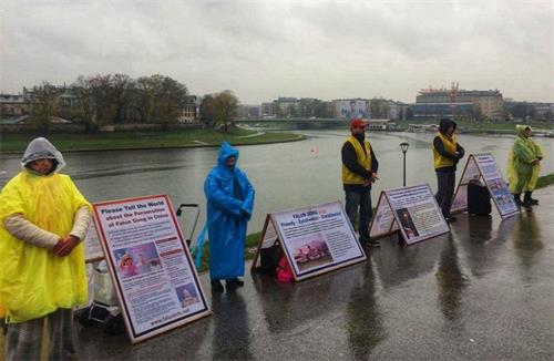 '图6:波兰法轮功学员在克拉科夫市著名旅游景点瓦维尔堡路旁向游客展示功法'