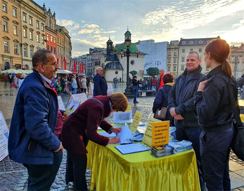 '图16:Wademar先生(右二)想学炼法轮功。'