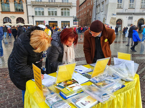 '图17:Anna Kamykowska女士(中)支持法轮功学员反迫害。'