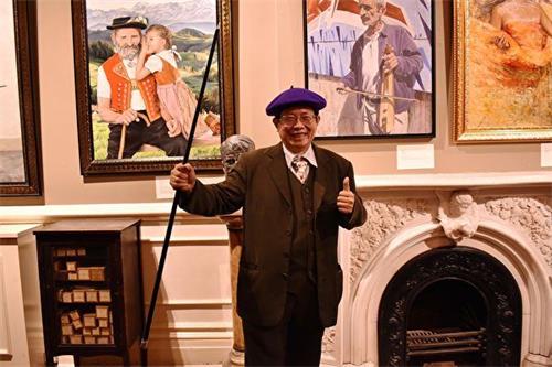 '图7：华人魔术师萧锡惠先生（中）称赞新<span