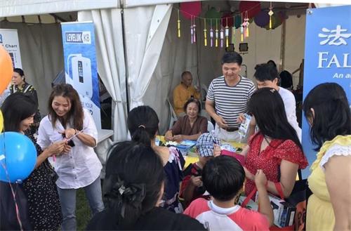 '图1:法轮功学员与越南社团一起庆祝中国传统新年,展现法轮大法美好'