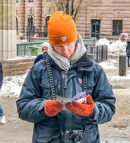 '图5：这位年轻人保存好真相传单，表示回去后会再仔细阅读同时自己也要为制止这场迫害做点什么。'