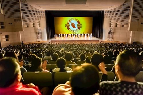 '图2:享誉神韵世界艺术团二零一九年二月一日在日本埼玉县大宫索尼克城演出结束谢幕盛况。'