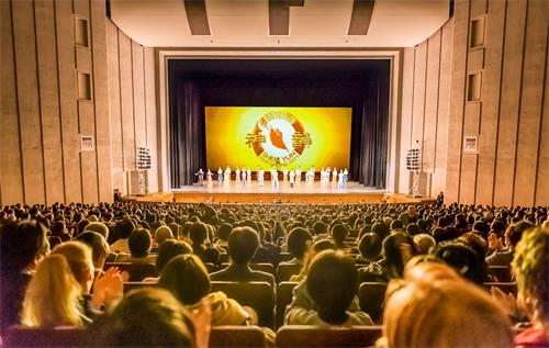 '图3:二零一九年二月四日神韵世界艺术团在福冈太阳宫音乐厅的演出深深吸引日本观众陶醉其中,演出结束谢幕盛况。'