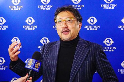 '图5:日本著名的陶艺家森野彰人(Akito?Morino)观看了神韵一月一十六日在京都的演出后,赞叹神韵色彩的运用别有一番见解和感受。'