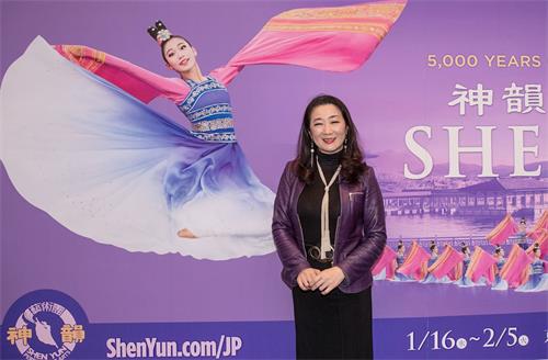 '图9:日本演歌歌唱家入山AKI子(AKIKO?IRIYAMA)二月一日在日本埼玉县大宫索尼克城观赏演出后激动万分表示,“激动得我浑身都震动起来!”'