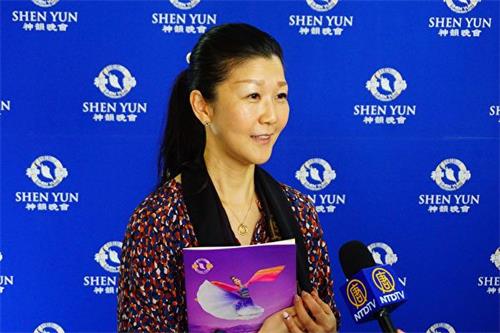 '图11:村上友里惠观赏神韵后,感到意外惊喜,连叹:“辉煌、艳丽、壮观,超乎我的想象!”'