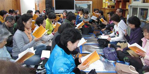 '图：台北部份法轮功学员在中国新年假期中，连续五天密集学法交流，共勉找回修炼如初的精神。'