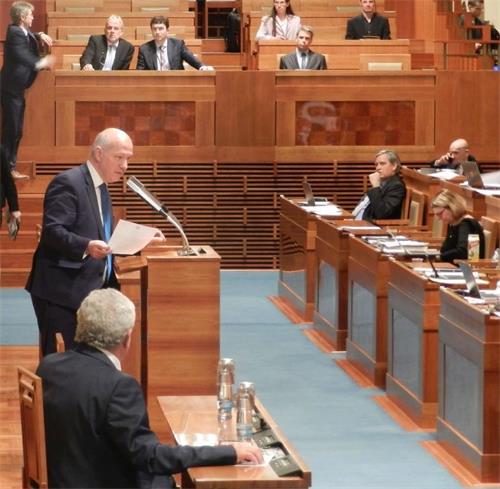 '图5:捷克参议员帕维尔·费舍尔(Pavel