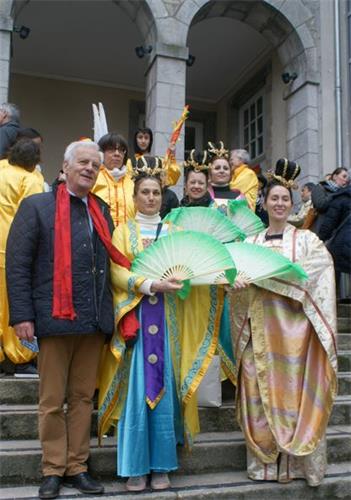 '图2:游行结束后,库唐斯市长和法轮功学员合影。'