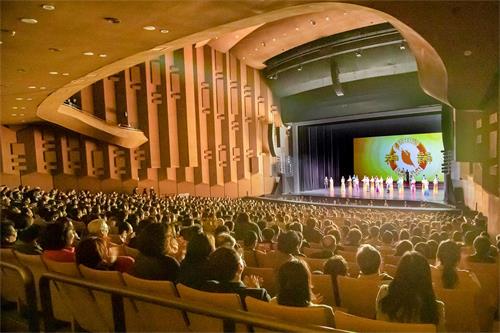 '图2:三月二十一日晚,神韵世界艺术团在水原京畿道文化殿堂的演出爆满,演出结束时,全场观众以热烈的掌声感谢神韵艺术家的卓越演出。'