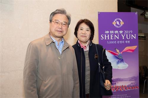 '图5:庆熙大学机械工学专业教授全兴信偕夫人观赏了二零一九年三月二十一日晚,神韵世界艺术团在韩国水原京畿道文化殿堂的演出。他赞神韵 :舞蹈华丽精彩,音乐恢弘壮丽。'