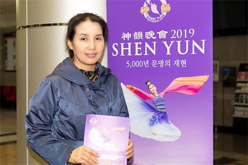 '图7:二零一九年三月二十六日晚,美术馆馆长郑制熹观赏了神韵世界艺术团在韩国大邱寿城艺术中心的演出。她说观赏神韵,“可以同时体验中国传统文化和现代风貌,一定要来看。”'