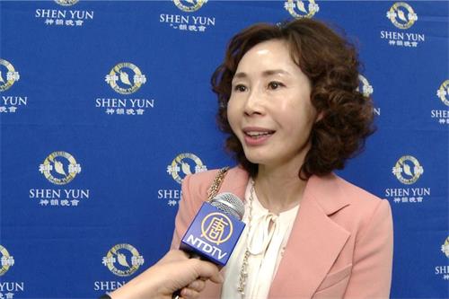 '图9:二零一九年三月二十八日晚,大邱天主教大学(Daegu Catholic University) 教授、未来知识论坛院长朴顺福观赏了神韵世界艺术团在韩国大邱寿城艺术中心的演出。她说:所有韩国人民都应该看神韵。'