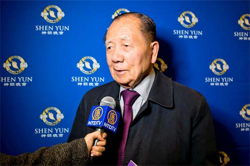 '图10:二零一九年三月二十一日晚,国立歌剧团理事金东虎观赏了神韵世界艺术团在韩国水原京畿道文化殿堂的演出。他表示观看神韵演出,“感觉在欣赏一幅图画。”'