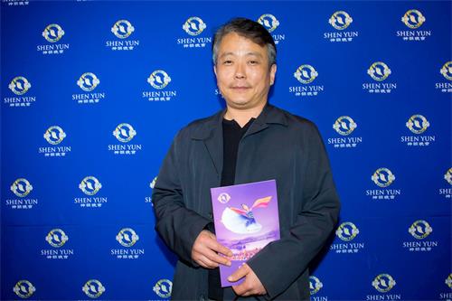 '图12:二零一九年三月二十一日晚,画家郭石炅观赏了神韵世界艺术团在韩国水原京畿道文化殿堂的演出。'