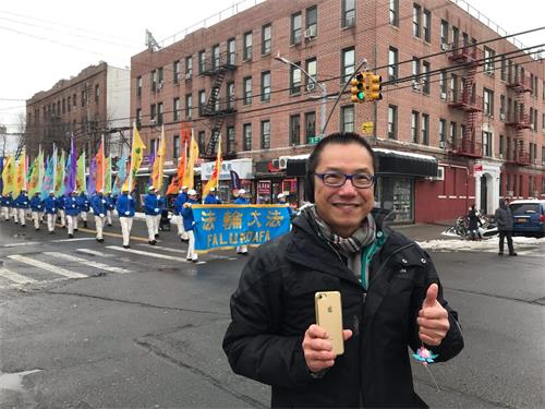 '图13:来自马来西亚的江先生说,他要把游行的录像发到朋友圈及社交媒体,让更多人看到。'