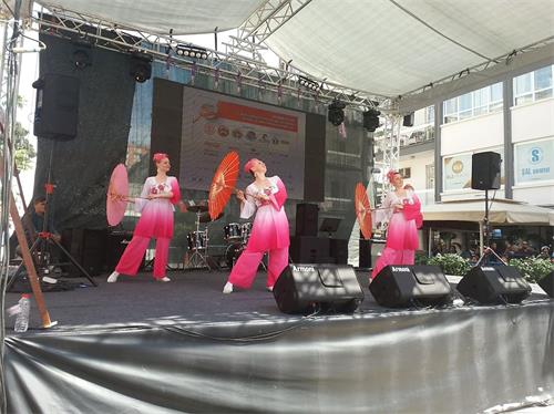 '图5~6:来自俄国的法轮功学员在表演舞蹈'